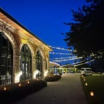 Façade illuminée de l’Orangerie de Châtel en soirée