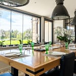 Table dressée dans la salle à manger de l’Orangerie de Châtel