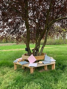 Banc en bois installé dans le parc de l’Orangerie de Châtel