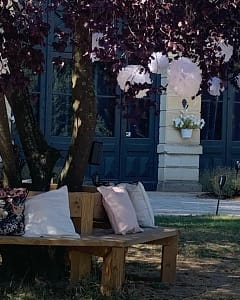 Banc et façade de l’Orangerie de Châtel dans le parc