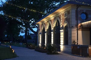 Allée et façade de l’Orangerie de Châtel de nuit