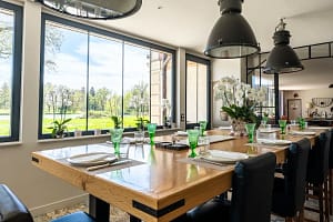 Table dressée dans la salle à manger de l’Orangerie de Châtel