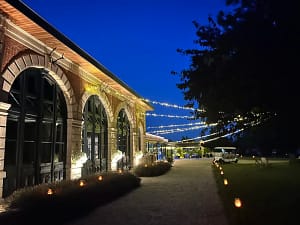 Façade illuminée de l’Orangerie de Châtel en soirée