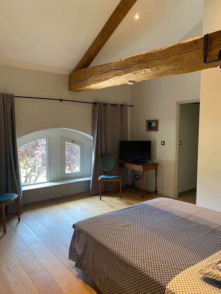Chambre d’hôtes à Cleppé avec lit double, télévision et poutres apparentes