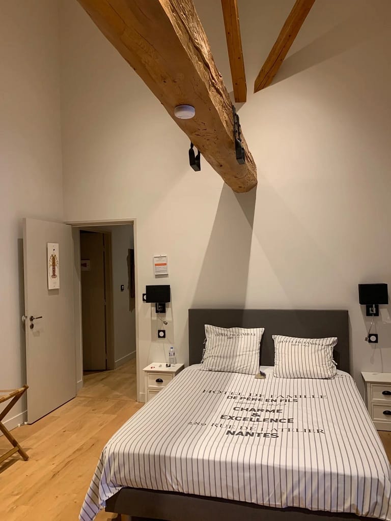 Chambre d’hôtes à Cleppé avec lit double et poutres apparentes