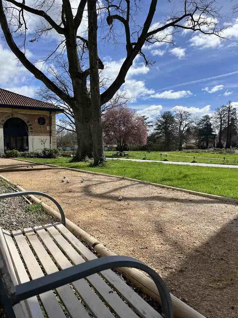 Terrain de pétanque dans le parc de l’Orangerie de Châtel