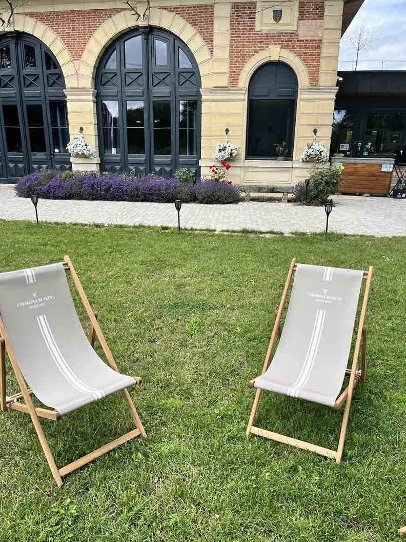 Transats dans le parc de l’Orangerie de Châtel à Cleppé