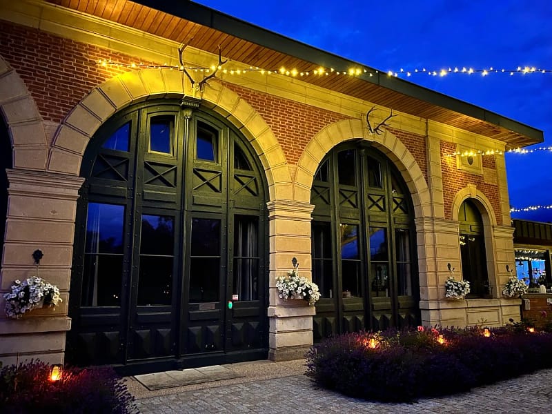 Façade illuminée de l’Orangerie de Châtel de nuit