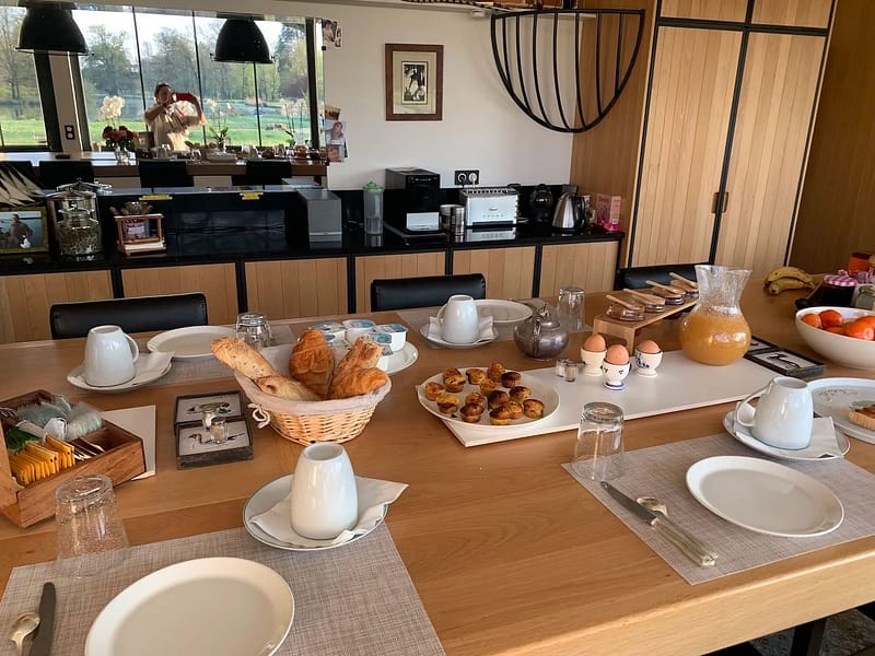 Petit-déjeuner maison servi à l’Orangerie de Châtel